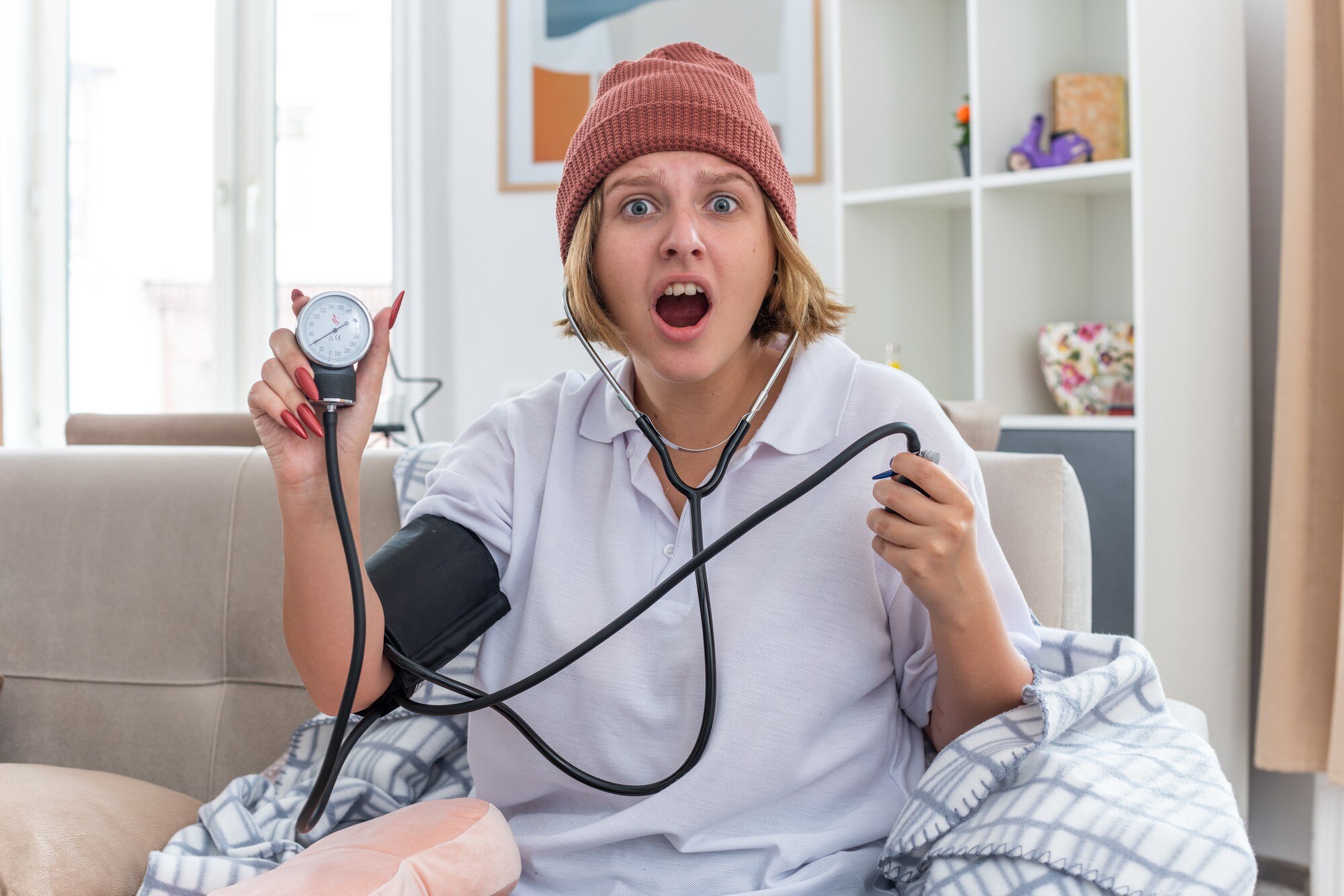 Médico revisando la presión arterial de un paciente adulto